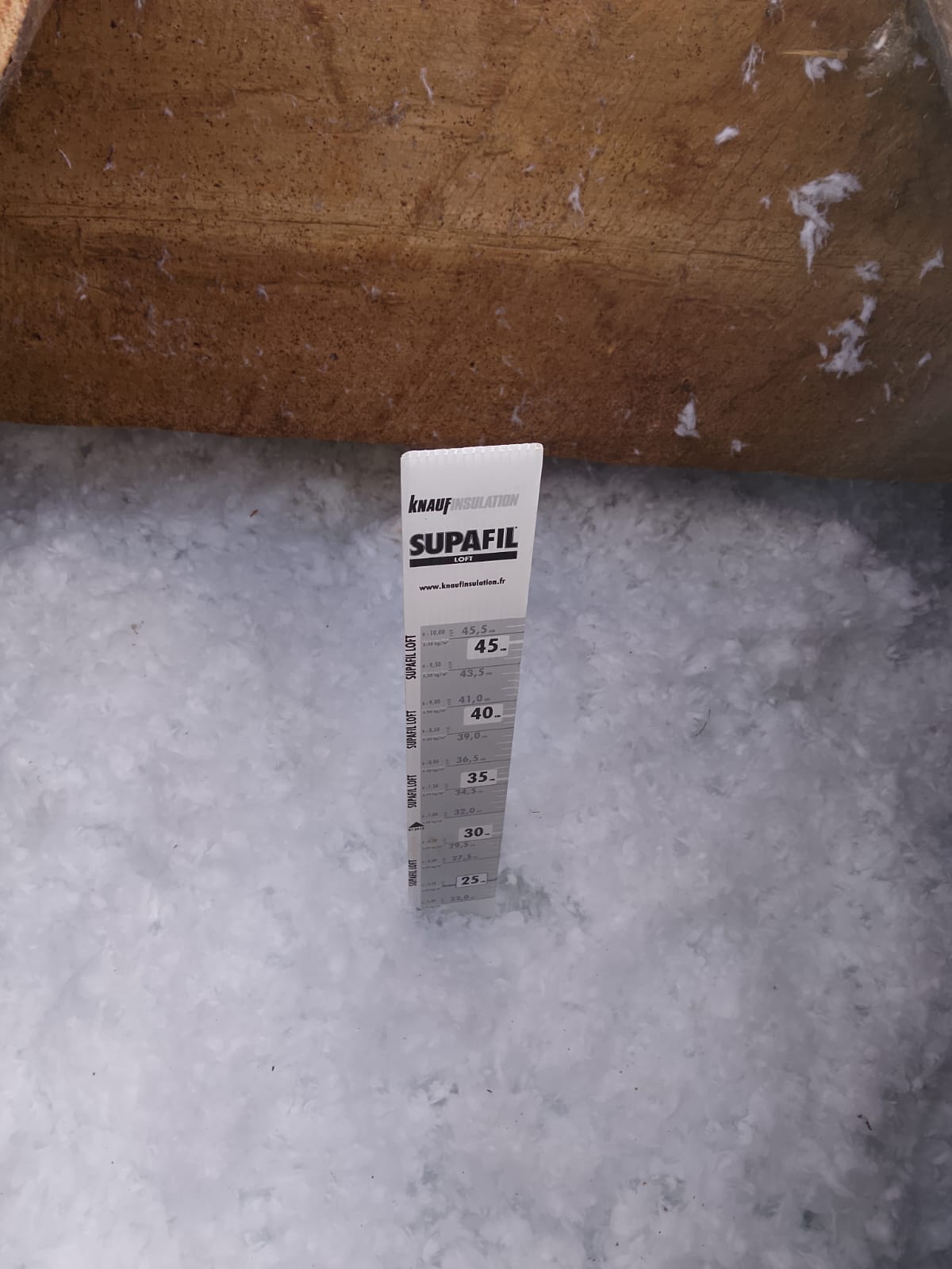 Instalación de material aislante en falso techo