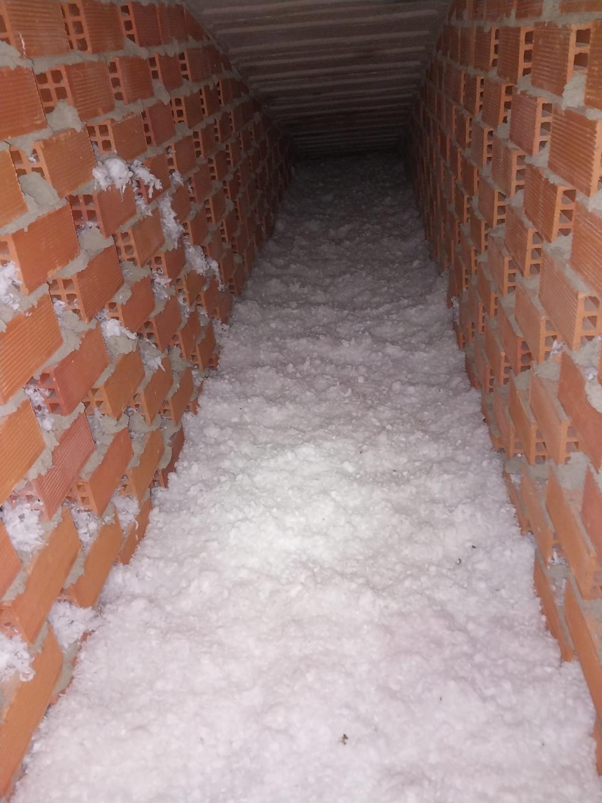 Técnico realizando insuflado de aislamiento térmico